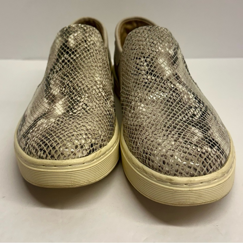 Sofft Potina snake slip-on sneaker in white/light grey. Size‎ 7